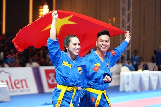 Nguyen Thi Hoai Nuong and Nguyen Hoang Du earn one gold medal for Vietnam in the women’s self-defense event of Vovinam (Vietnamese traditional martial arts) on May 8. (Photo: SGGP)