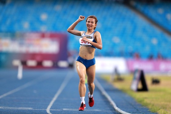 Vietnamese runner Nguyen Thi Oanh pockets two gold medals within just 20 minutes at the ongoing SEA Games 32 in Cambodia on May 9. (Photo: SGGP)