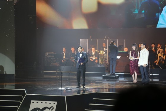 Huynh Kien An receives the Best Actor Award. (Photo: SGGP)