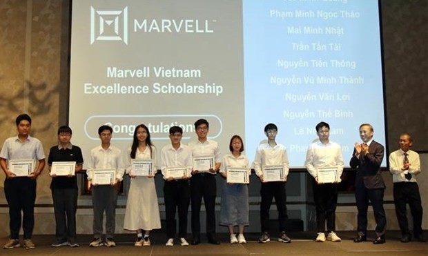 Vietnamese students receive scholarships on the occasion (Photo: VNA)