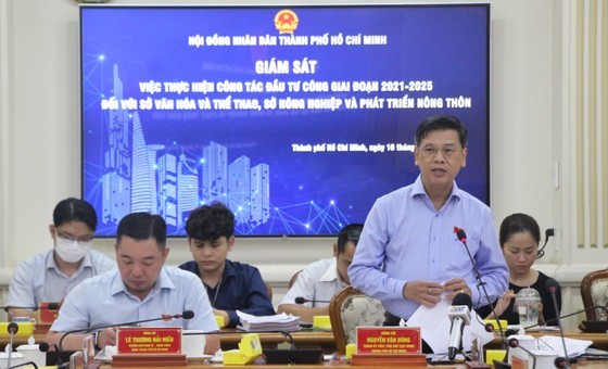 Vice Chairman of the HCMC People’s Council Nguyen Van Dung asks the two departments to accelerate the disbursement of public investment. (Photo: SGGP)
