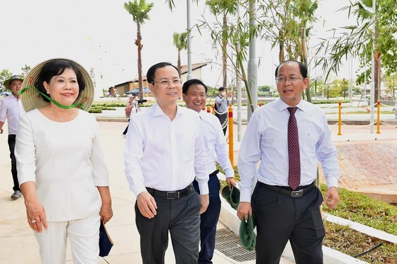 Vice Chairman of the HCMC Party Committee Nguyen Van Hieu (C) visits Hoc Mon Ecotourism Park (Photo: SGGP)