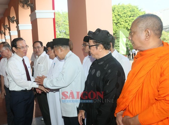 Secretary of the Municipal Party Committee Nguyen Van Nen meets dignitaries during the visit to Ho Chi Minh Museum - HCMC branch (Photo: SGGP)