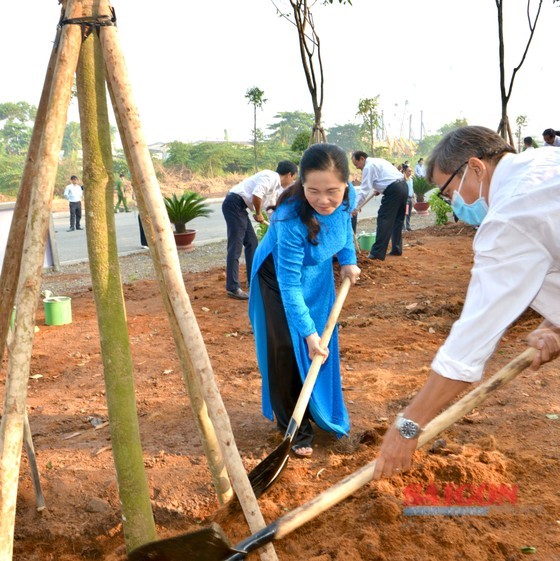 Chairwoman of the Municipal People’s Council Nguyen Thi Le is planting a tree at the event. (Photo: SGGP) Chairwoman of the Municipal People’s Council Nguyen Thi Le is planting a tree at the event. (Photo: SGGP)