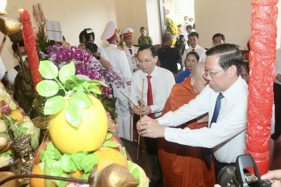 Leaders offer incense to late President Ho Chi Minh at the Ho Chi Minh Museum-HCMC branch. (Photo: SGGP)