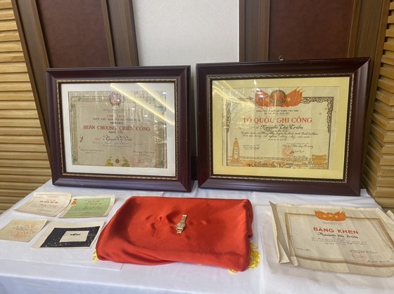 Martyr Nguyen Thi Trien’s familiy hands over her certificates of merit and a watch presented by Uncle Ho to the Ho Chi Minh Museum on May 18. (Photo: SGGP)