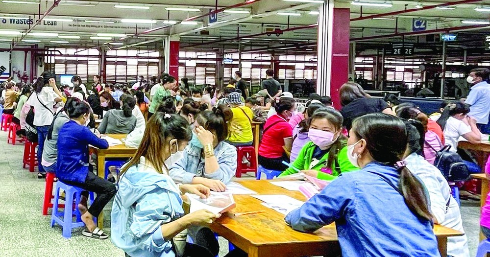 Pou Yuen Vietnam Company holds a meeting on agreements about the termination of the labor contract with 4,445 workers on May 20.