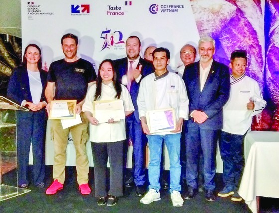 Winners of the baguette-making contest (Photo: SGGP)