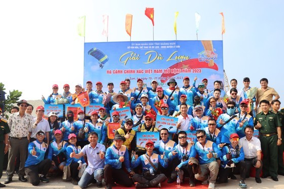 Around 86 paragliders from 11 clubs nationwide participate in the 2023 Open Paragliding Championship on Ly Son Island off the coast of Quang Ngai province from May 20-21. (Photo: SGGP)