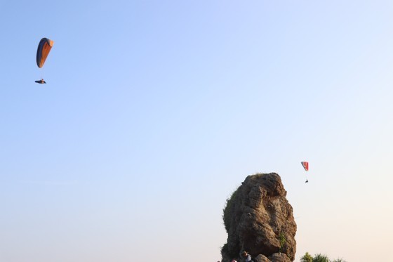Paragliders fly over Ly Son island. (Photo: SGGP)