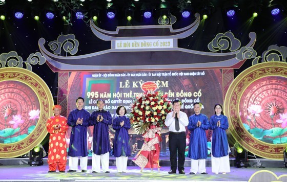 Head of the Central Propaganda and Education Committee Nguyen Trong Nghia (3rd, R) attends the ceremony. (Photo: SGGP)