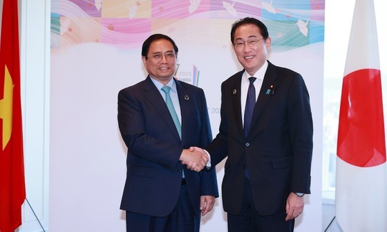 Prime Minister Pham Minh Chinh (L) and his Japanese counterpart Fumio Kishida. (Photo:VNA) Prime Minister Pham Minh Chinh (L) and his Japanese counterpart Fumio Kishida. (Photo:VNA)