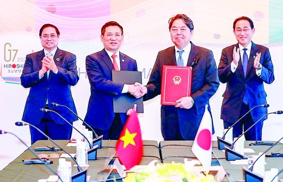 Prime Minister Pham Minh Chinh (L) and Japanese Prime Minister Fumio Kishida (R) witness the exchange of documents for the signing of new-generation ODA cooperation agreement between the two countries. (Photo:VNA) Prime Minister Pham Minh Chinh (L) and Japanese Prime Minister Fumio Kishida (R) witness the exchange of documents for the signing of new-generation ODA cooperation agreement between the two countries. (Photo:VNA)