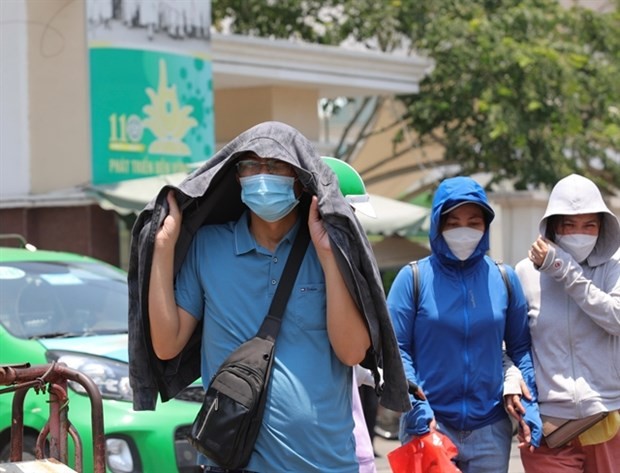 Local residents in Hanoi wear face masks. (Photo: VNA)
