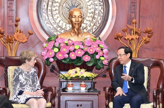 Secretary of the HCMC Party Committee Nguyen Van Nen receives Ms. Margaret Beazley, Governor of the Australian state of New South Wales on May 23. (Photo: SGGP) Secretary of the HCMC Party Committee Nguyen Van Nen receives Ms. Margaret Beazley, Governor of the Australian state of New South Wales on May 23. (Photo: SGGP)