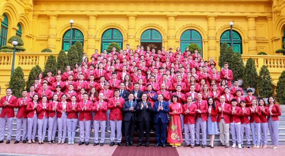 State President Vo Van Thuong meets outstanding athletes and teams for winning gold medals at the 32nd SEA Games in Cambodia at the President's Office in Hanoi on May 23. (Photo: SGGP)