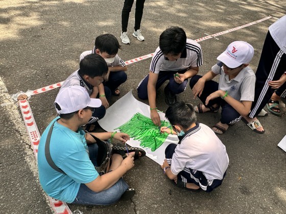 Children participate in a painting contest during the trip. (Photo: SGGP)