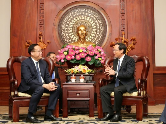 Secretary of the HCMC Party Committee Nguyen Van Nen (R) receives Consul General of the Kingdom of Cambodia in HCMC Chan Sorykan. (Photo: SGGP) Secretary of the HCMC Party Committee Nguyen Van Nen (R) receives Consul General of the Kingdom of Cambodia in HCMC Chan Sorykan. (Photo: SGGP)