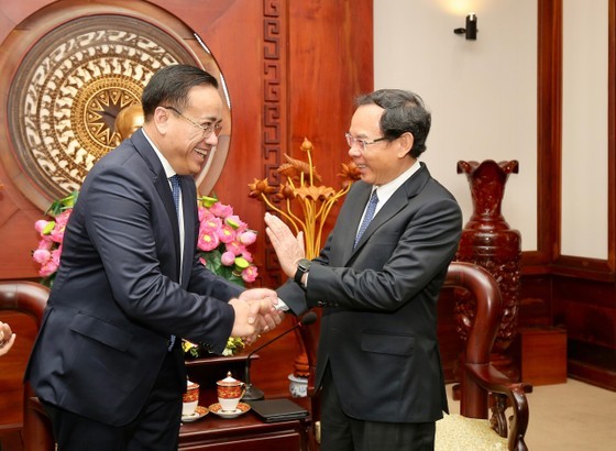 Secretary of the HCMC Party Committee Nguyen Van Nen (R) and Consul General of the Kingdom of Cambodia to HCMC Chan Sorykan (Photo: SGGP) Secretary of the HCMC Party Committee Nguyen Van Nen (R) and Consul General of the Kingdom of Cambodia to HCMC Chan Sorykan (Photo: SGGP)