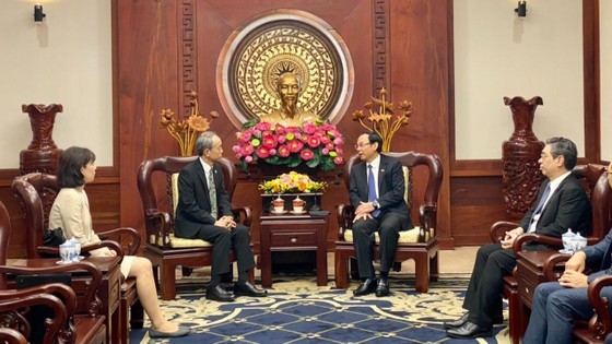 Secretary of the HCMC Party Committee Nguyen Van Nen (R) receives Consul General of Japan to HCMC Ono Masuo. (Photo: SGGP) Secretary of the HCMC Party Committee Nguyen Van Nen (R) receives Consul General of Japan to HCMC Ono Masuo. (Photo: SGGP)