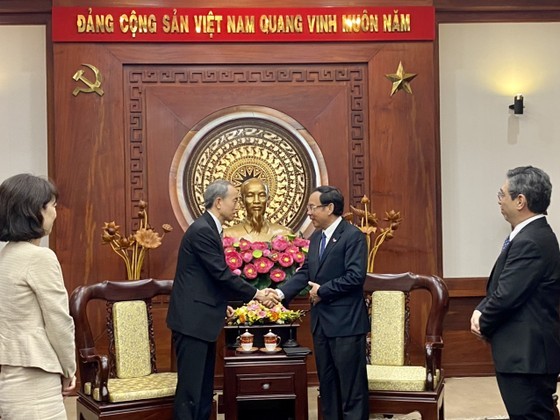 Secretary of the HCMC Party Committee Nguyen Van Nen (R) and Consul General of Japan to HCMC Ono Masuo (Photo: SGGP) Secretary of the HCMC Party Committee Nguyen Van Nen (R) and Consul General of Japan to HCMC Ono Masuo (Photo: SGGP)