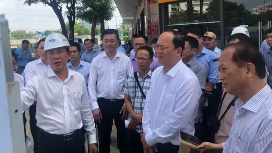 Vice Secretary of the HCMC Party Committee Nguyen Ho Hai (2nd, R) conducts supervision on the progress of the construction project of National Highway 50 in Binh Chanh District on May 24. (Photo: SGGP)