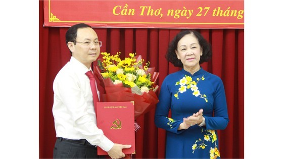 Chairwoman of the Party Central Committee's Organization Commission Truong Thi Mai hands over the Political Bureau’s appointment decision to Mr. Nguyen Van Hieu. (Photo: SGGP)