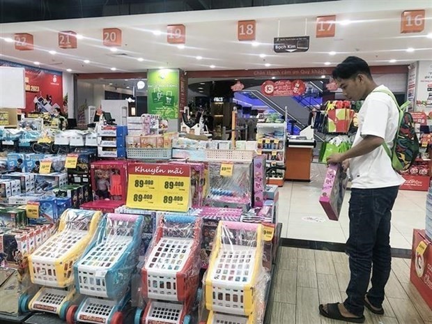 A man chooses toys for toddlers at a supermarket in Ho Chi Minh City. (Photo:VNA)