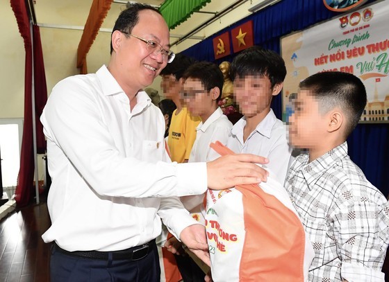 Vice Secretary of the HCMC Party Committee Nguyen Ho Hai presents gifts to children at Linh Xuan Child Support Nourishing Center. (Photo: SGGP)