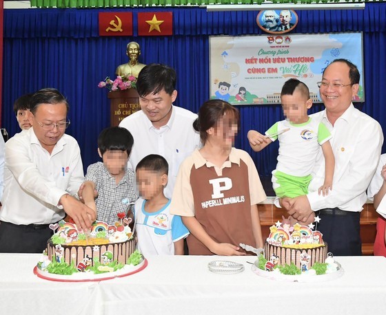 Vice Secretary of the HCMC Party Committee Nguyen Ho Hai (R) and Secretary of the Party Committee of Thu Duc City Nguyen Huu Hiep (L) cut cakes for a party at Linh Xuan Child Support Nourishing Center on June 1. (Photo: SGGP)