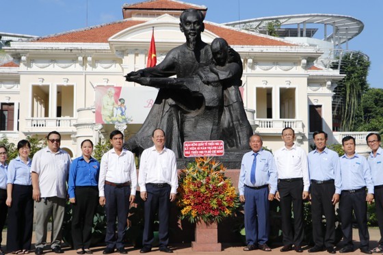Vice Secretary of the HCMC Party Committee Nguyen Ho Hai and officials offer incense and flowers to pay tribute to the late President Ho Chi Minh at the President Ho Chi Minh Statue in HCMC Children's House. (Photo: SGGP)