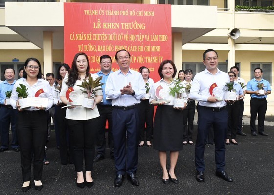 Secretary of the HCMC Party Committee Nguyen Van Nen offers prize C to winners of the contest. (Photo: SGGP)