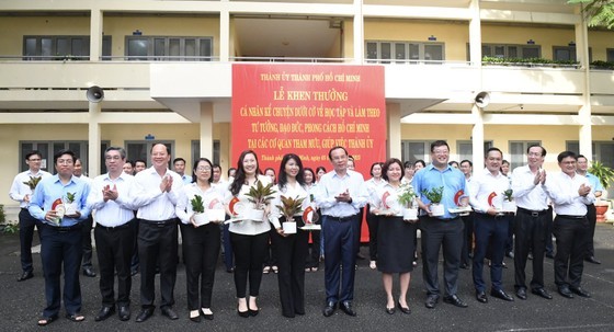 Leaders of the HCMC Party Committee honor individuals who had outstanding performances in a storytelling contest responding to the “Studying and following President Ho Chi Minh's ideology, morality, and lifestyle”. (Photo: SGGP)