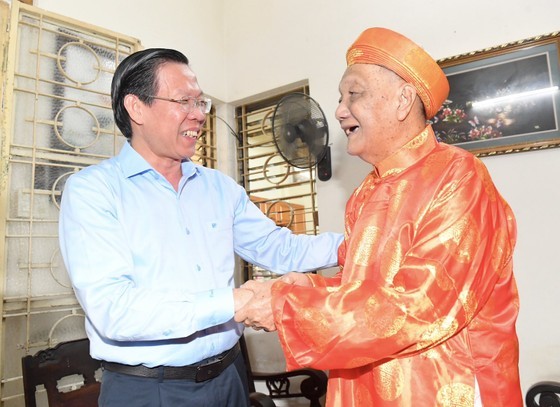 Chairman of the HCMC People’s Committee Phan Van Mai (L) extends 90th birthday greetings to Mr. Nguyen Ngoc Thuan. (Photo: SGGP) Chairman of the HCMC People’s Committee Phan Van Mai (L) extends 90th birthday greetings to Mr. Nguyen Ngoc Thuan. (Photo: SGGP)