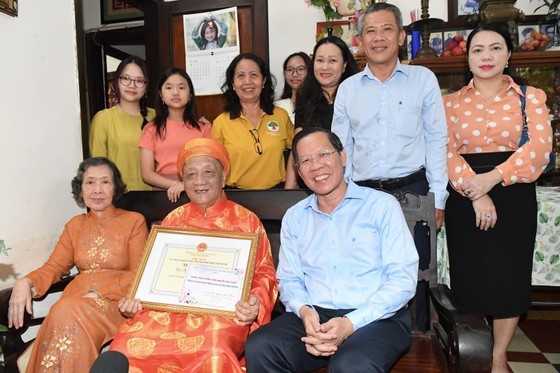 Chairman of the HCMC People’s Committee Phan Van Mai and leaders of District 3 visit Mr. Nguyen Ngoc Thuan. (Photo: SGGP) Chairman of the HCMC People’s Committee Phan Van Mai and leaders of District 3 visit Mr. Nguyen Ngoc Thuan. (Photo: SGGP)