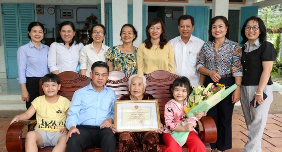 The delegation of the city’s officials led by Vice Chairman of the HCMC People’s Council Nguyen Van Dung visits and presents a congratulatory certificate marking the 90th birthday of the Chairman of the HCMC People’s Committee to Mrs. Nguyen Thi Se. (Photo: SGGP) The delegation of the city’s officials led by Vice Chairman of the HCMC People’s Council Nguyen Van Dung visits and presents a congratulatory certificate marking the 90th birthday of the Chairman of the HCMC People’s Committee to Mrs. Nguyen Thi Se. (Photo: SGGP)