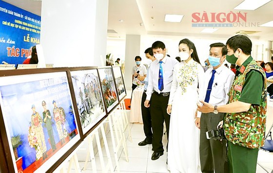 Delegates visit a photo exhibition at the conference. (Photo:SGGP)