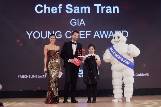 The Michelin Young Chef Award is given to chef Sam Tran. (Photo: SGGP)