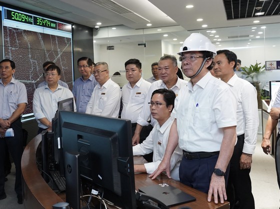 Secretary of the HCMC Party Committee Nguyen Van Nen visits the Load Dispatch Center of EVNHCMC (Photo: SGGP)