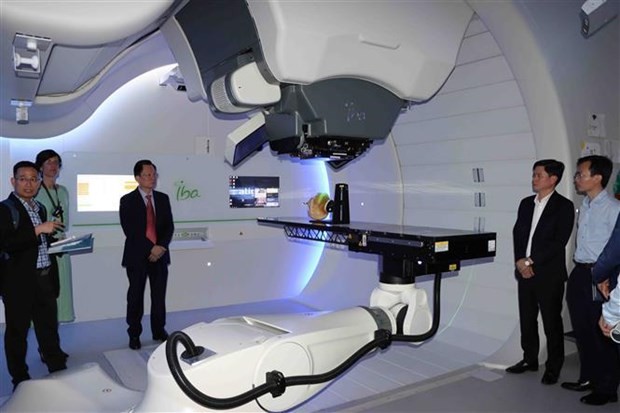 Representatives from the Central Military Hospital 108 learn about the radiation model at Particle Therapy Interuniversity Center Leuven (ParTICLe) of the University Hospitals Leuven. (Photo: VNA)