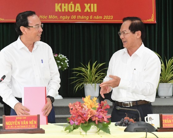 Secretary of the HCMC Party Committee Nguyen Van Nen (L) talks with Secretary of the Party Committee of Hoc Mon District Tran Van Khuyen. (Photo: SGGP) Secretary of the HCMC Party Committee Nguyen Van Nen (L) talks with Secretary of the Party Committee of Hoc Mon District Tran Van Khuyen. (Photo: SGGP)