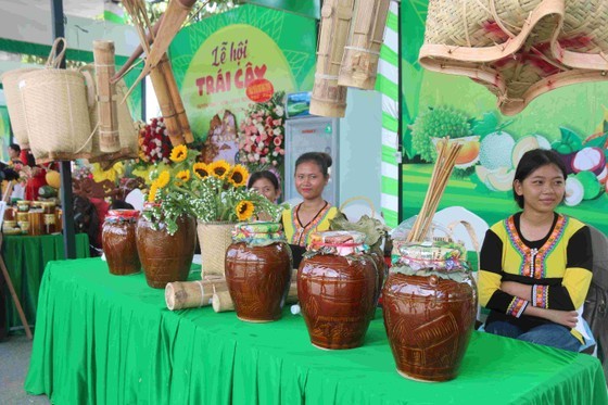 Ruou can (wine drunk from a jar through pipes) in the Central Highlands is presented at the festival. (Photo: SGGP)