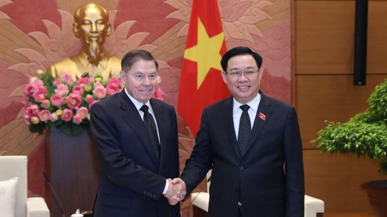 NA Chairman Vuong Dinh Hue (R) and Chief Justice of Russia Lebedev Vyacheslav Mikhailovich (Photo: SGGP)