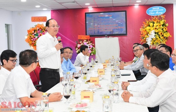 Vice Secretary of the HCMC Party Committee Nguyen Ho Hai expresses greetings to the Tuoi Tre Newspaper (Photo: SGGP)