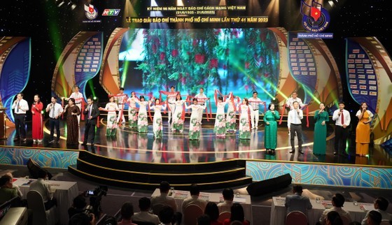 A musical and dancing performance by the SGGP Newspaper at the event (Photo: SGGP)