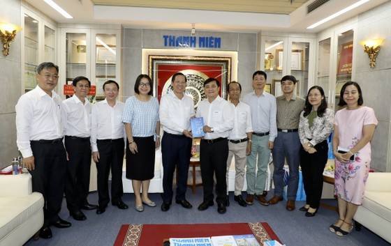 Chairman of the HCMC People’s Committee Phan Van Mai extends greetings to the Thanh Nien Newspaper’s staff. (Photo: SGGP)