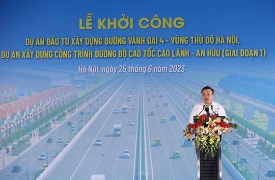 Chairman of the People's Committee of Hanoi Tran Sy Thanh speaks at the event. (Photo: SGGP)