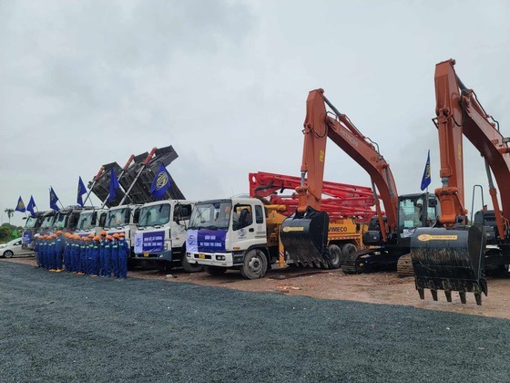 At the construction site of Ring Road 4 in Hanoi (Photo: SGGP)