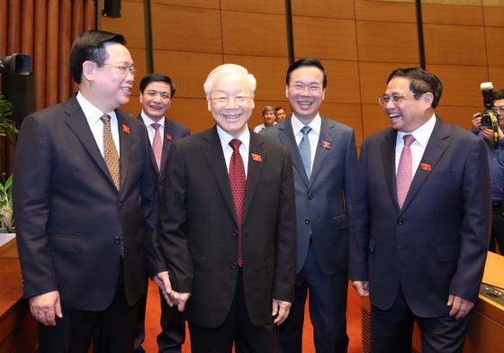 Party General Secretary Nguyen Phu Trong (2nd, L), State President Vo Van Thuong (2nd, R), Prime Minister Pham Minh Chinh (R) and Chairman of the National Assembly (NA) Vuong Dinh Hue (L) attend the session of the 15th National Assembly on June 24. (Photo: SGGP)