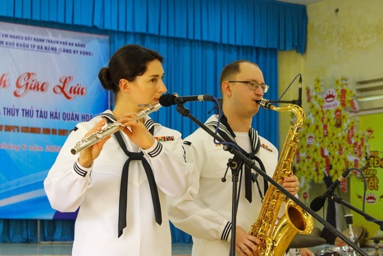 US Navy sailors offer an exciting music performance to children. (Photo: SGGP)